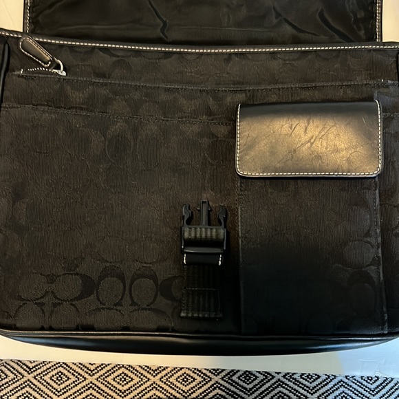 Black signature Coach messenger bag. - Picture 4 of 7